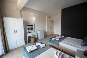 Postel nebo postele na pokoji v ubytování MOONBOW BEACH HOTEL