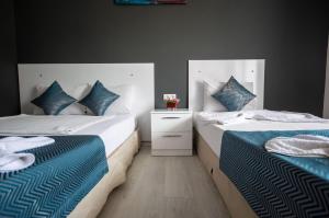 Postel nebo postele na pokoji v ubytování MOONBOW BEACH HOTEL