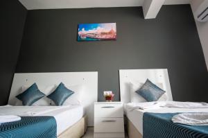 Postel nebo postele na pokoji v ubytování MOONBOW BEACH HOTEL