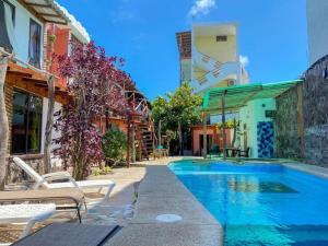 una piscina en medio de un edificio en Hotel Miconia, en Puerto Baquerizo Moreno