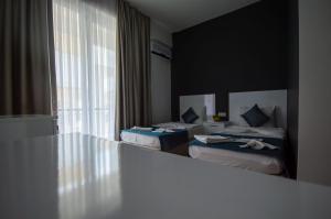 Postel nebo postele na pokoji v ubytování MOONBOW BEACH HOTEL