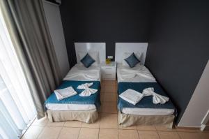 Postel nebo postele na pokoji v ubytování MOONBOW BEACH HOTEL