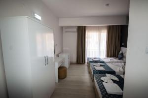 Postel nebo postele na pokoji v ubytování MOONBOW BEACH HOTEL