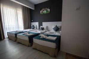 Postel nebo postele na pokoji v ubytování MOONBOW BEACH HOTEL