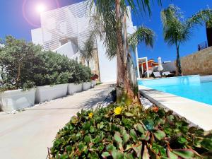 Bazén v ubytovaní La Perla di Marzamemi alebo v jeho blízkosti