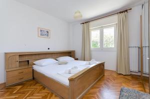 Tempat tidur dalam kamar di Apartments Slavica R