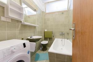 Kúpeľňa v ubytovaní Apartments Slavica R + 37 fotografií