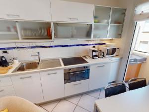 Kuchyňa alebo kuchynka v ubytovaní Appartement climatisé avec balcon en plein centre de Menton, proche mer et commerces - FR-1-196-305