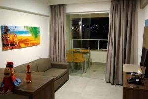 sala de estar con sofá y mesa. en Apartamento no Olímpia Park Resort (Melhor preço!) en Olímpia