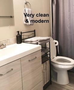 uma casa de banho com um lavatório branco e um WC. em Tempe ASU Guest Suite em Tempe