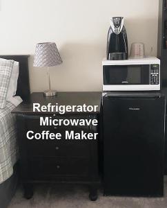 um micro-ondas em cima de um micro-ondas frigorífico em Tempe ASU Guest Suite em Tempe