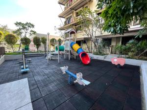 莎阿南Homestay Aiyu - Luxury Stay的大楼前的游乐场,配有游戏设备