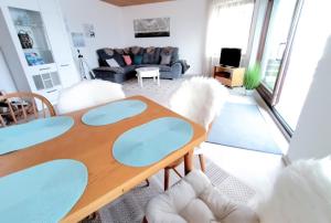 sala de estar con mesa de madera y sillas en BodenSEE Apartment Überlingen Strandweg, en Überlingen