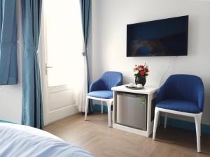 TV a/nebo společenská místnost v ubytování Free Style Hotel Dalat