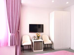 TV a/nebo společenská místnost v ubytování Free Style Hotel Dalat