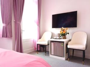 TV a/nebo společenská místnost v ubytování Free Style Hotel Dalat