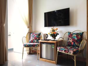 TV a/nebo společenská místnost v ubytování Free Style Hotel Dalat