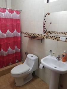 uma casa de banho com um WC e um lavatório em HERMOSO Y COMODO Departamento vacacional, vista única! TOTALMENTE AMOBLADO E INDEPENDIENTE em Ambato