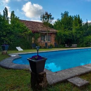 una piscina con plantador junto a una casa en Errotazar apartamento rural I, en Alsasua
