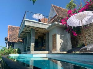 Casa con piscina y sombrilla en The Sagara Penida Nusa Penida en Nusa Penida
