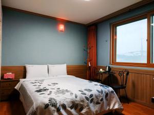 Seolhwa Motel tesisinde bir odada yatak veya yataklar