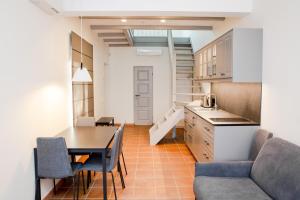 a kitchen and dining room with a table and chairs at Dvi Nidos in Nida