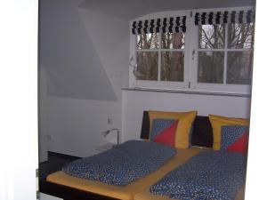 a bedroom with a bed and a window at Weißes Traumhaus in Glowe