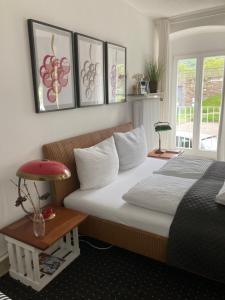 1 dormitorio con 2 camas y mesa con lámpara en Mosel - River - Quartier 31 en Lieser