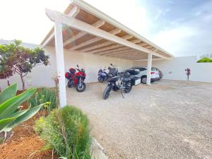 un grupo de motocicletas estacionadas en un garaje en B&B Fellini Gallipoli, en Gallipoli