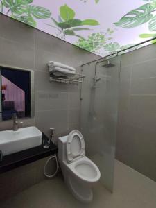 La salle de bains est pourvue de toilettes, d'un lavabo et d'une douche. dans l'établissement Balaha, à Dong Hoi