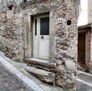 una puerta en el lateral de un edificio de piedra en Visit.Antonimina | home, en Antonimina