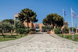 una calle adoquinada frente a un edificio en Thalassa Apart Hotel, en Alexandroupoli