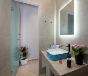Koupelna v ubytování Luxury Villa Eva-Mari with jacuzzi, 50m from the beach