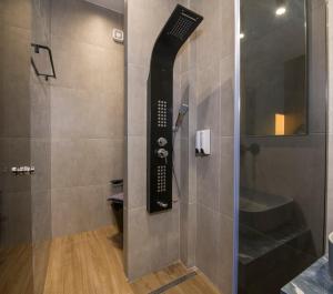Koupelna v ubytování Luxury Villa Eva-Mari with jacuzzi, 50m from the beach