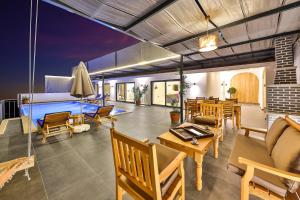 A seating area at Villa Summery
