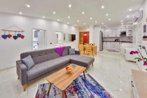 A kitchen or kitchenette at Villa Summery