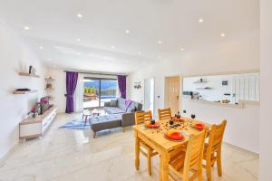 A kitchen or kitchenette at Villa Summery