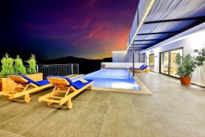 The swimming pool at or close to Villa Summery