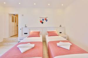 A bed or beds in a room at Villa Summery