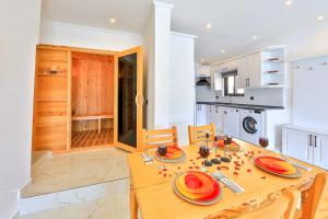A kitchen or kitchenette at Villa Summery