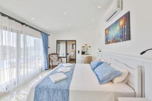 A bed or beds in a room at Villa Summery Még 37 kép