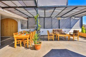 A seating area at Villa Summery