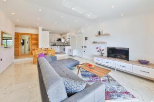 A kitchen or kitchenette at Villa Summery
