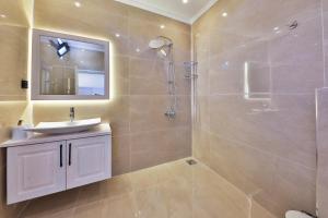 A bathroom at Villa Summery
