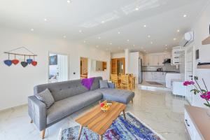 A kitchen or kitchenette at Villa Summery