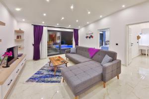A seating area at Villa Summery