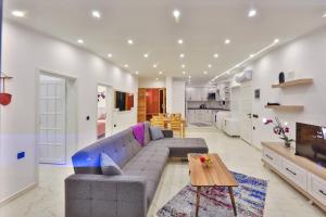 A kitchen or kitchenette at Villa Summery