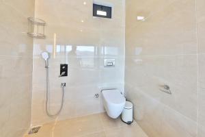 A bathroom at Villa Summery