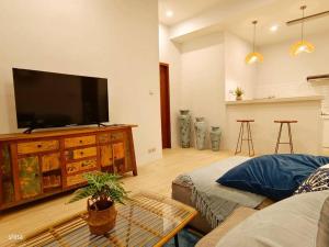 TV a/nebo společenská místnost v ubytování Coco Heaven Senggigi - 2 BR Private Villa with Private Pool