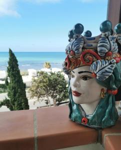 une statue d'une femme avec couronne sur la tête dans l'établissement FronteMare Locazione Turistica, à Porto Empedocle